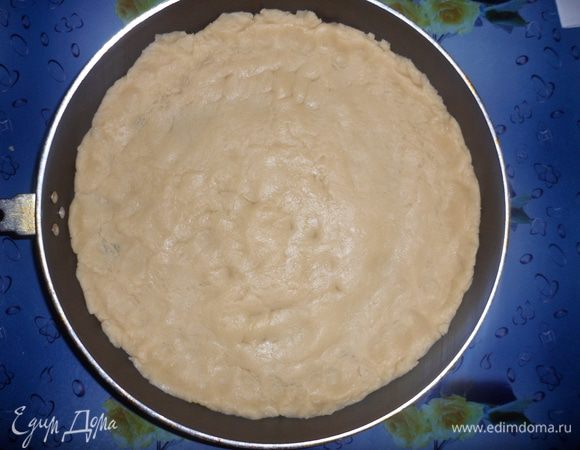 Достаем тесто из холодильника и помещаем его в форму хорошо разравнивая по поверхности руками.