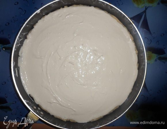 Выкладываем творожную массу.