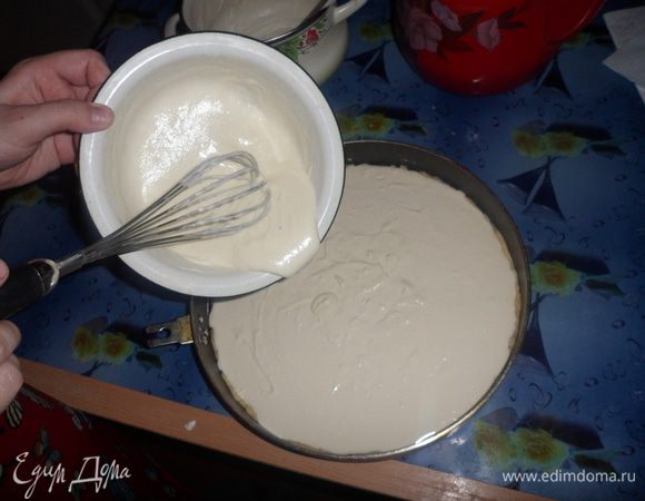 Заливаем сметанным кремом и ставим в духовку на 50-60 минут.