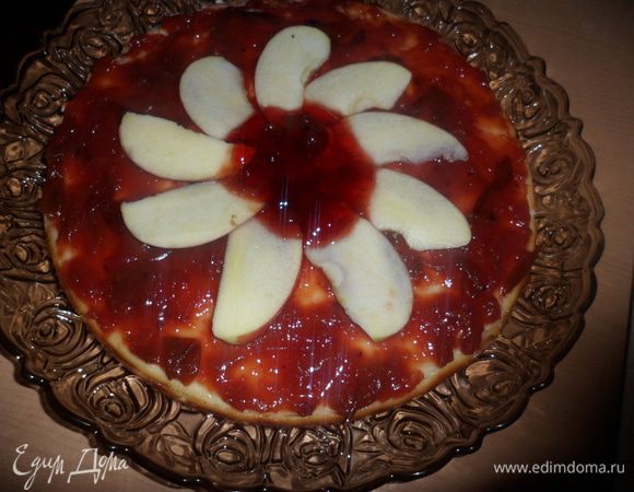 Достаем чизкейк и украшаем.