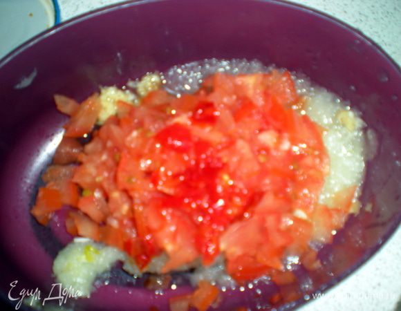 помидор и перец нарезать очень мелко.Не забыть у перчика удалить семена и перегородки.