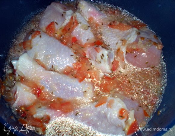 В полученный маринад выложить куриные ножки,хорошо перемешать и оставить на 12 часов.