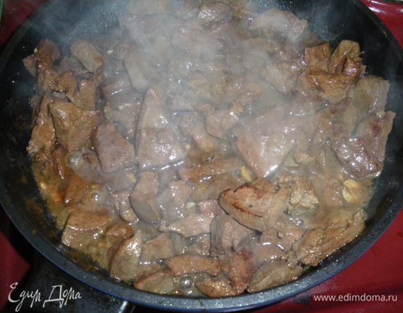 Меня,как кормящую маму все закармливают красным мяском и печенкой,ну сколько можно!Кроме меня печень никто дома не любит,а пропадет-жалко,вот и приходится иногда утилизировать ее в разных видах.Сегодня у меня килограм говяжьей печенки(обычно использую куринную,выходит нежнее,но и сейчас получилось вполне воздушно,хотя вкус более терпкий)потому делала двойную порцию.Итак,обжариваем печень до полуготовности(минут 10),добавляем на пару минут измельченный чесночок и отставляем остывать.