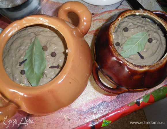 Теперь вливаем шампанское(тут полусладкое) и аккуратно перемешиваем до однородности.Смазываем керамическую посудку маслом и вливаем наш паштет.Сверху,для аромата,лавровый листик и душистый перчик.Закрыть крышкой и в духовку запекаться(190 гр. минут 20-30)