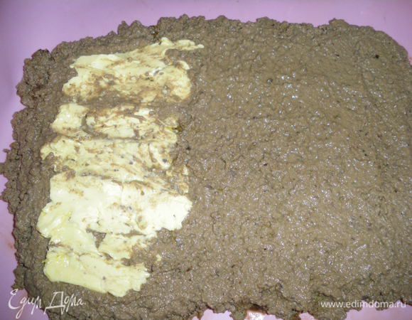 Ну а мне что-то скучно стало,потому вот обжарила 300 гр.шампиньонов,вложила паштет(пока не застыл,хотя проще будет застывший, если рулет из него сворачивать) на силиконовый коврик,разровняла,промазала сливочным маслом,сверху грибы,сложила.Форму застелила фольгой,тоже промазала маслицем и туда наш полу-рулет.