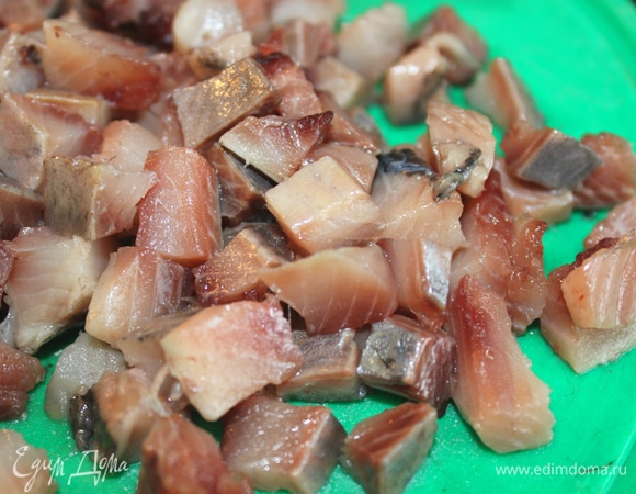 Сельдь почистить, отделить от косточек, нарезать мелкими кусочками.