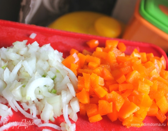Луковицу и сладкий перец нарезать небольшими кубиками.
