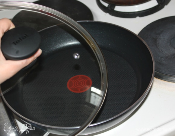 В разогретую сковороду наливаем бульон. Добавляем лук, перец, оливковое масло. Тушим 5 минут. Добавляем кусочки сельди и ещё некоторое время тушим под крышкой.