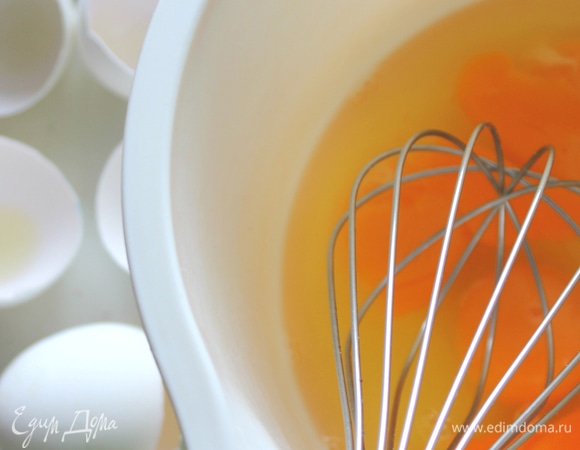 Яйца взбить венчиком. Можно не солить, так как сельдь сама по себе соленая, и бульон я тоже посолила. Влить в сковороду взбитые яйца.