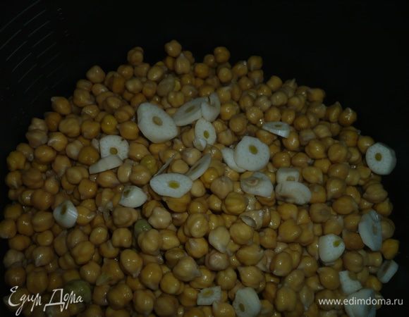 Чеснок начистить, нарезать и добавить к нуту