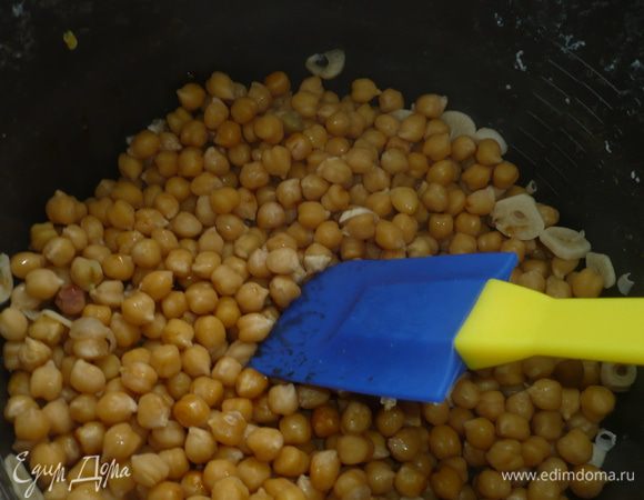 залить холодной водой до уровня нута и поставить на режим плов. Готовый нут посолить, приправить специями, раст. маслом. Хорош с томатным соусом болоньезе (без мяса), или заморской икрой баклажанной:-) и т.п. Приятного аппетита!