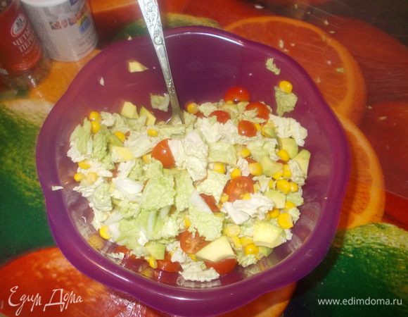 Помидорки нарезать на четвертинки или половинки, авокадо очистить от кожицы, удалить косточку и нарезать кубиками. Четверть от всего количества авакадо отложить в чашу блендера. В салатике смешиваем нарванный руками салат, кукурузу, авокадо и помидоры.