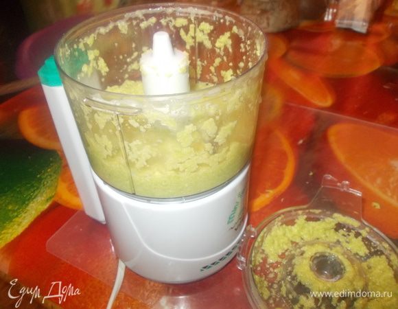 и делаем заправку: четверть авокадо, сок лайма, перец, соль и 50 мл воды, перемалываем в пюре.