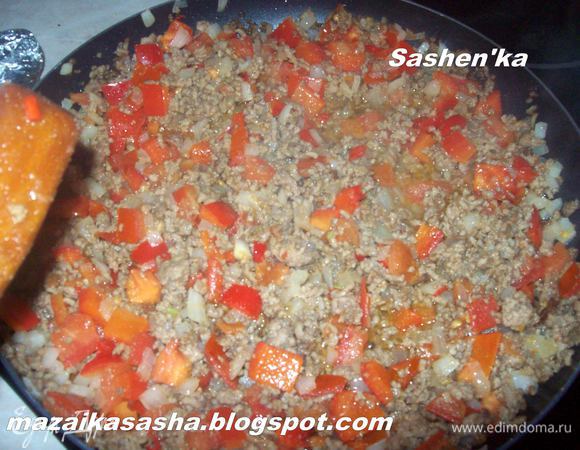 В сковороде разогреть масло и выложить фарш. Жарить на сильном огне до зарумянивания. Лук нарезать мелким кубиком, сладкий перец нарезать не большими квадратиками, помидоры и перец чили мелко нарезать. Дабавить овощи к мясу и тушить на среднем огне минут 10-15.