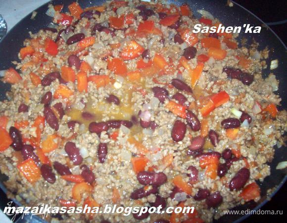 В сковороду добавить бульон, посолить , добавить специи по вкусу. Добовляем фасоль, закрываем крышкой и тушим минут 15-20 на слабом огне. Я тушила чуть дольше.