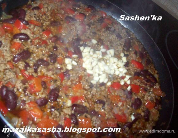 Чеснок мелко порезать (можете пропустить его через пресс.) и добавить его в сковороду за 2-3 минуты до готовности блюда.