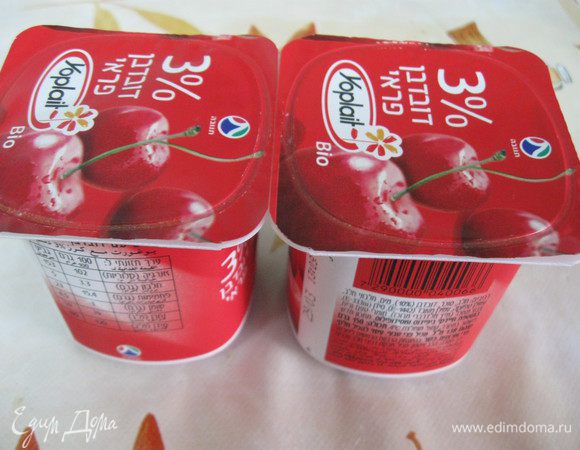 Смешиваем все ингридиенты для теста( кроме яблок и клюквы.