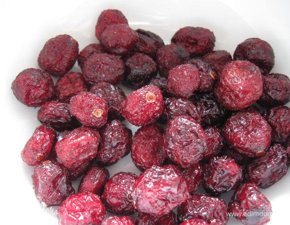 Яблоки, моем ,чистим, режем брусочком/кубиком...Клюкву заливаем горячей водой, оставляем на 10 минут.Сцеживаем, обсушиваем бумажным полотенцем.