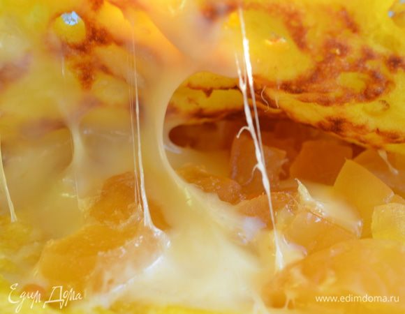 3. Сыр и цукаты мелко порезать. Полученную массу положить между 2 блинами.
 Завернуть бутерброд в фольгу. 
Положить бутерброды под гриль, чтобы как следует, прогрелись, завернуть в махровое полотенце, переложить  в рюкзак и кататься. МИР ВАМ!
