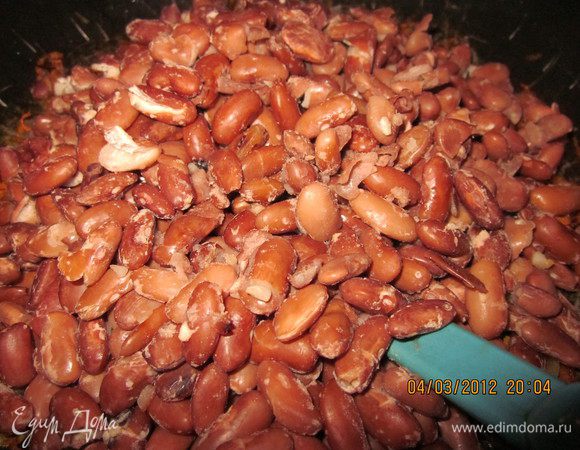 Предварительно на ночь замоченную фасоль отварить.