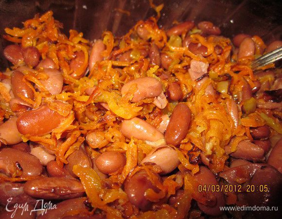 Добавить обжаренную морковь с луком,помидор, порезанный кубиками.