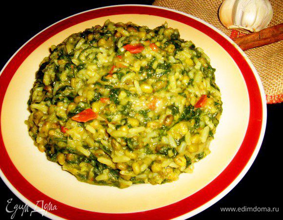 Добавляем готовый шпинат,перемешиваем и даём покипеть ещё минут 10, (кичри при этом должно оставаться влажным). Перед подачей как следует размешайте,подсолить.Блюдо сытное,вкусное.Нам очень понравилось!