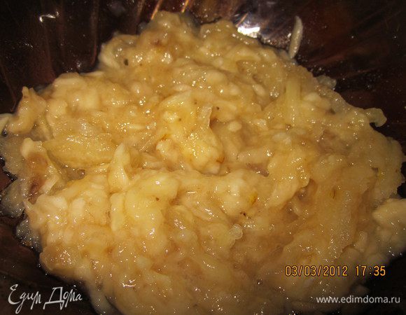 Натереть грушу и банан на крупной терке или в блендере перемолоть.