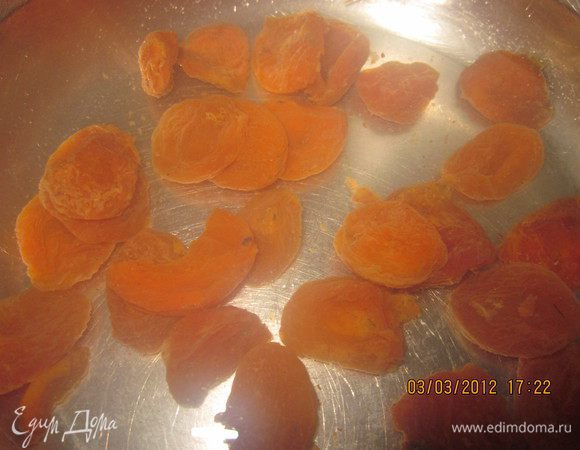 Приготовить постный крем для торта : курагу помыть,залить небольшим количеством воды и поварить до мягкости.