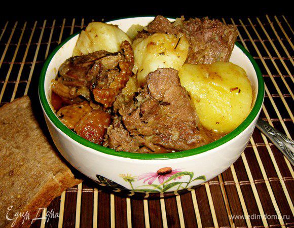 Как только мясо начнёт отделяться от костей,утка готова,попробовать на соль,если нужно до солить.На гарнир отварить рис или картофель.В порционную тарелку положить картофель(или рис),сверху выложить куски утки с соусом.Приятного аппетита!