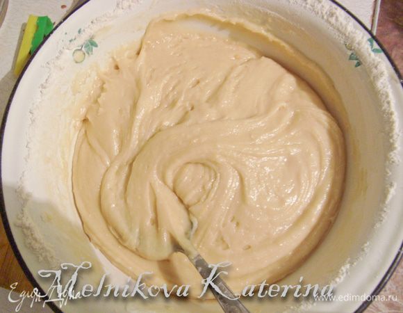 Сперва необходимо приготовить коржи. Для этого разотрите 1 яйцо с сахаром и маргарином. Добавьте мед, сметану, соду и лимонную цедру, все тщательно перемешайте. Всыпьте муку и также перемешайте (должно получиться густое тесто).