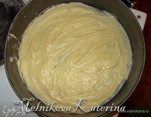 Из теста должно получиться 3 коржа. Форму для запекания смажьте маслом и выложите ⅓ теста (можно выстелить пекарской бумагой), разровняйте и отправьте в духовку на 15–20 минут при 180°C. Испеките 3 коржа.