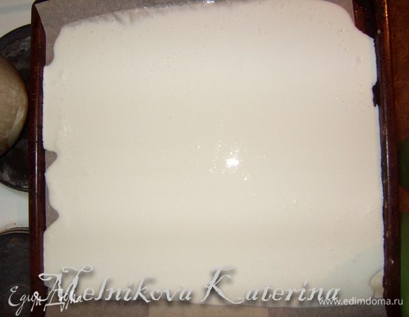 Затем необходимо сделать безе. Для этого отделите желтки от белков. Взбейте белки до жидких пиков, добавьте сахар и взбейте до крепких пиков. Выложите белки на противень, разровняйте. Отправьте в духовку на 15 минут при 150°C. Затем уменьшите огонь до 100°C, приоткройте духовку и подсушите безе в течение 1–1,5 часа.