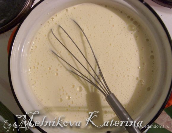 Приготовьте крем. Для этого нагрейте молоко с сахаром (не кипятите). Взбейте желтки и введите в молочную смесь. На слабом огне прогрейте до загустения, не давая закипеть.