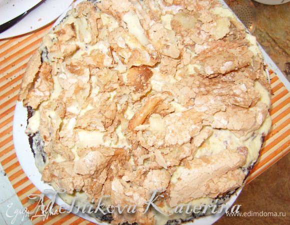 Соберите торт. На дно выложите корж, смажьте кремом. Затем выложите на крем часть раскрошенного безе.