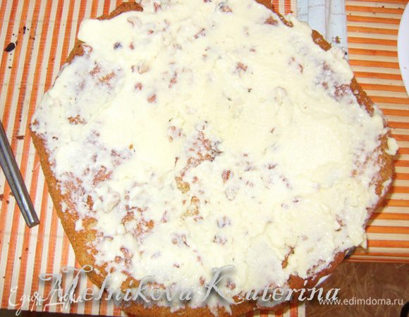 Возьмите второй корж, смажьте его отдельно кремом и положите смазанной частью на безе. Таким образом соберите весь торт, чередуя корж, крем и безе.