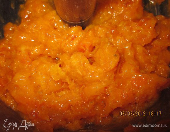 Мандарины очистить от кожуры и пленочек.
Курагу,вместе с мандаринами взбить блендером – получится наш крем.