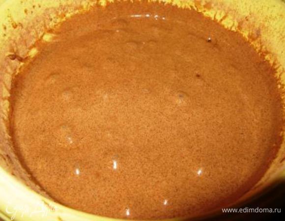 Выпекаем коржи. Взбить яйца с сахаром. Затем в стакан насыпать какао и разрыхлитель, затем насыпать муки так, чтобы заполнился стакан. Просеять сухую смесь в яично-сахарную смесь и аккуратно перемешать.