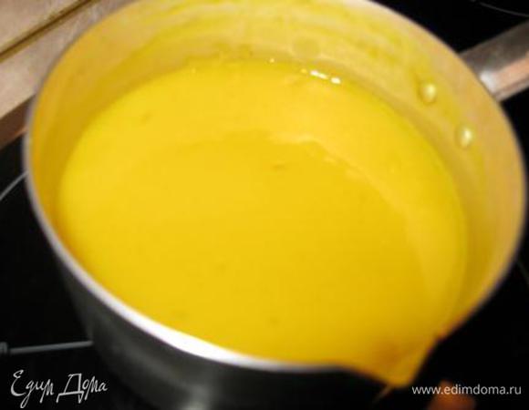 Корж разрезать, пропитать ликером. Мандариновый крем подогреть, развести в нем желатин. Остудить, перемешать. Смазать нижний корж, накрыть верхним. поставить в холод на часок.