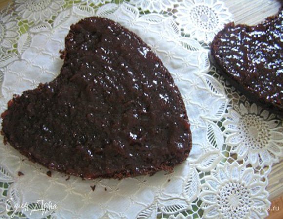 смазать клубничным вареньем, соединить. 