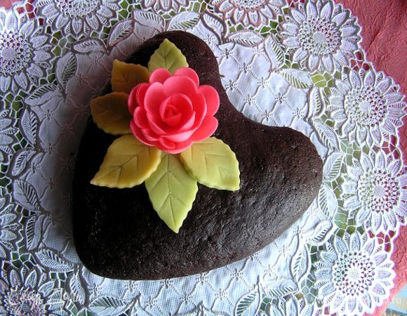 Украсить по желанию. У меня листики из марципана http://www.edimdoma.ru/recipes/33961 и готовый вафельный цветок. Приятного аппетита! :)