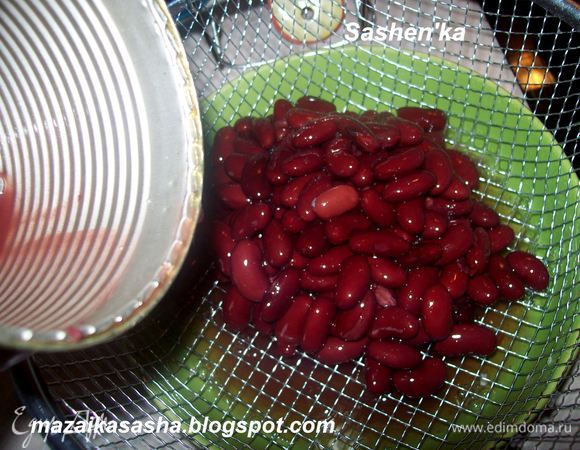 Если Вы используете сухую фасоль, то замочите ее на ночь, затем сварите в свежей воде до полуготовности примерно 30-40 минут. Если Вы используете консервированную фасоль, то прото слейте жидкость. Жидкости из банки с фасолью нам еще пригодится.