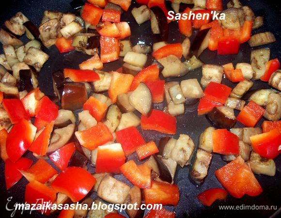 Обжариваем баклажан на растительном масле, Добавляем к нему нарезанный кубиками красный сладкий перец.