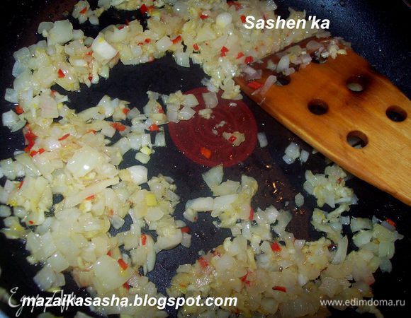 Паралельно с тем как обжаривается баклажан с перцем на другой сковороде обжариваем лук, чеснок и чили.