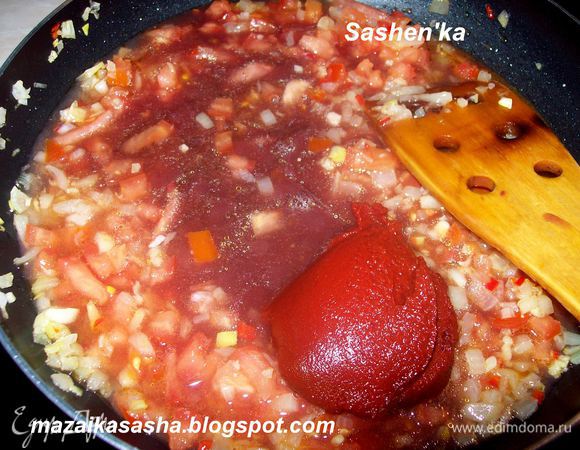 Если Выиспользуете томаты в собственном соку, то этот шаг вы  ПРОПУСКАЕТЕ.)Добавляем жидкость из банки в которой была фасоль и томатную пасту. Если вы решите, что жидкости маловато то, можно импользовать воду или овощной отвар.