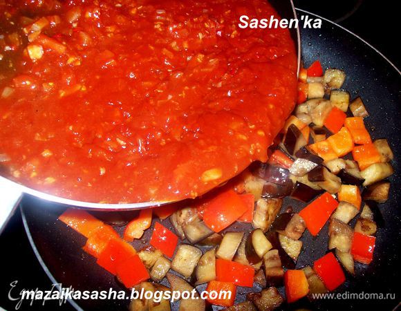 Выложить томатный соус в сковороду с баклажаном и перцем. Выкладываем фасоль. Добавляем соль, перец и специи. и тушим под крышкой 10-15 минут на слабом огне. В одном из источников я прочитала, что можно добавить корицу и при подачи посыпать Чили син карне тертым черным шоколадом.