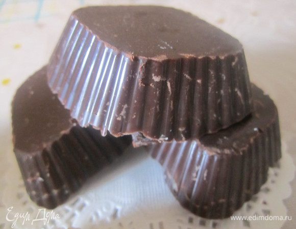 1 плитка черного шоколада, 
 50 гр.сл.масла 
 10 шт.кураги, 
 5 шт.грецких орехов 
 курагу режу на кубики, грецкие огехи почистила, поджарила и измельчила... 


 на водянойой бане растопить шоколад и масло..хорошо перемешать 
 кисточкой смазываем формочки(боковые стенки и дно) 
 ставим в холодильник... 
 когда шоколад застынет-наполняем формочки начинкой 
 сверху заливаем шоколадом..ставим в хоодильник на 1-2 часа
