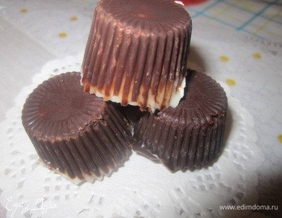 остаток шоколада от первых конфет 
 8 шт.чернослива 
 8 шт-арахиса 
 чернослин начинить арахисом 
 (формочка для этих конфет у меня от конфет Любимов((шоколадная корзинка)) 
 смазать бока и дно шоколадом-остываем в холодильнике 
 когда шоколад застыл-начиняем черносливом и заливаем шоколадм(у меня шоколад был очень густой и мне немного не хватило, так эти конфеты я заливала дно-белым шоколадом!)