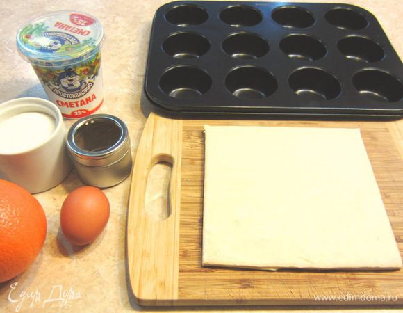 Из одного пласта теста получается 6 корзиночек. Я, к сожалению недодержал на огне карамель, поэтому у меня получился скорее очень густой сироп, а  не карамель. Следующую партию буду делать дольше.