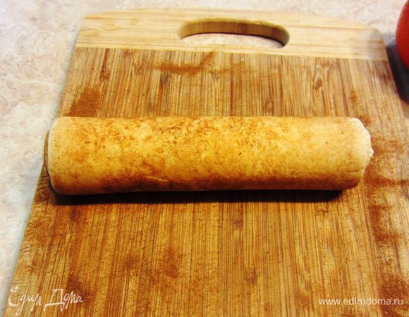 Переверните тесто вниз корицей и сверните в рулет. Не старайтесь это делать аккуратно, т.к. одна из задач -  перемешать слои во всех направлениях)))