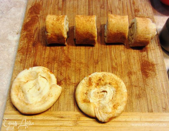 Порежьте "рулет" поперек на шесть частей. Затем каждый цилиндрик пальцами превратите в диск.